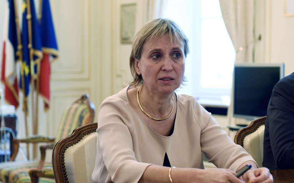 FranceNews24's tweet photo. 🔴 SUIVI - #Bordeaux : Un acte que la préfète de la #Gironde, Fabienne #Buccio, "condamne avec la plus grande fermeté", réclamant à son tour l'évacuation des lieux et une réaction imminente de la mairie de Bordeaux. https://t.co/DqomCkm35T