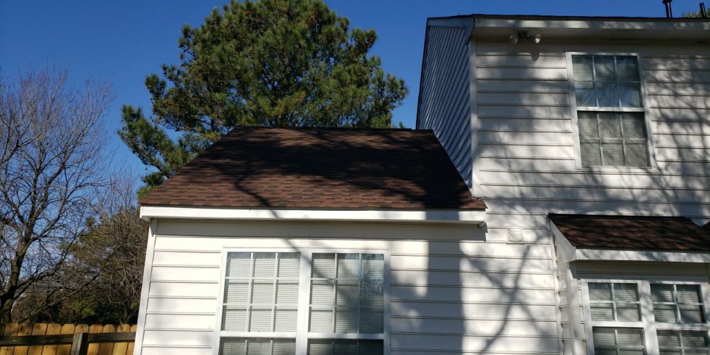 ExteriorSource's tweet photo. This homeowner🏠 in #Chesapeake just upgraded to a #TimberlineHDZ roof in the color, "Hickory" from @gafroofing.  Timberline high definition shingles are America's #1 selling roof.
#newroof #roofing #GAFRoof #gafroofing #homeimprovement #curbappeal #exterior #BeautifulExteriors https://t.co/BkaANfWYJA
