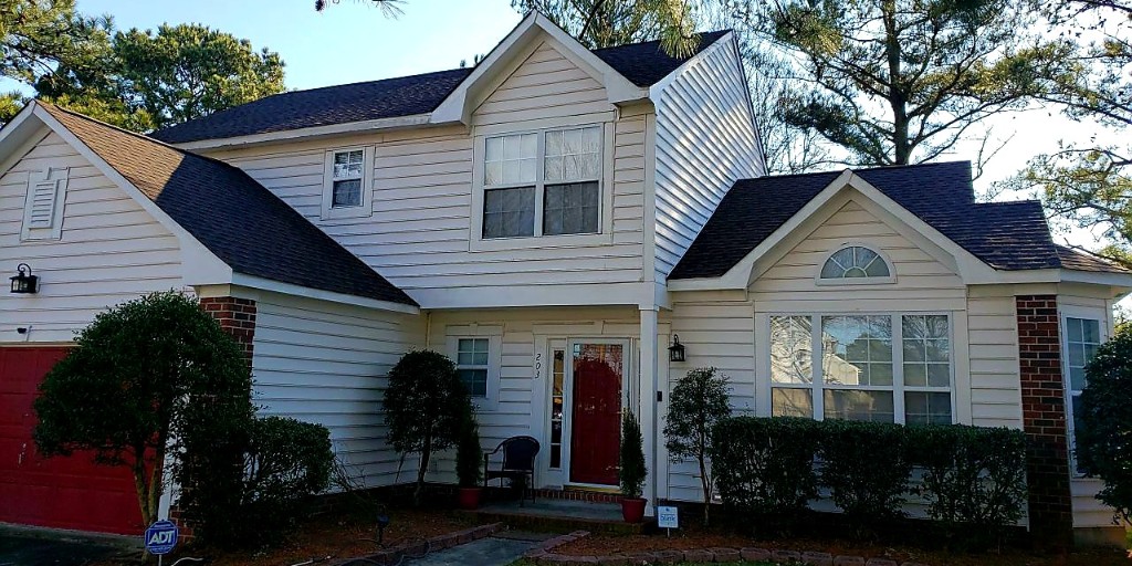 ExteriorSource's tweet photo. This homeowner🏠 in #Chesapeake just upgraded to a #TimberlineHDZ roof in the color, "Hickory" from @gafroofing.  Timberline high definition shingles are America's #1 selling roof.
#newroof #roofing #GAFRoof #gafroofing #homeimprovement #curbappeal #exterior #BeautifulExteriors https://t.co/BkaANfWYJA