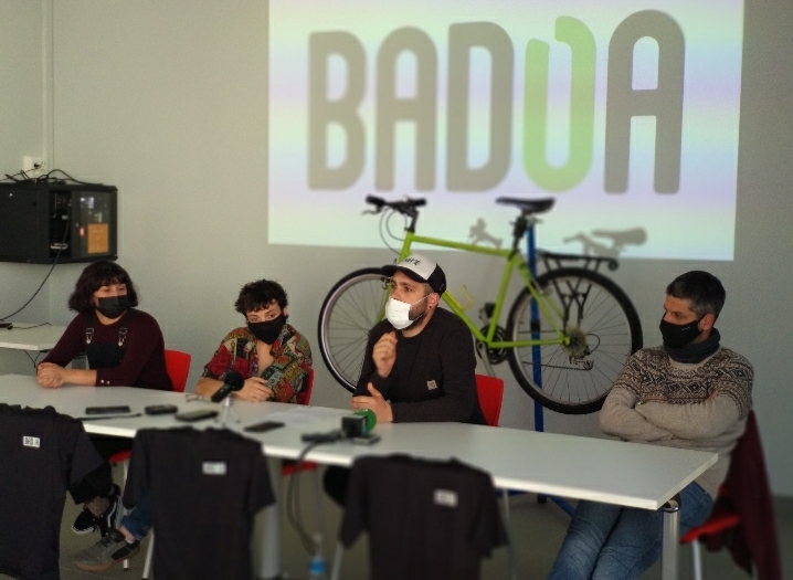 antxetairratia's tweet photo. 🚲@badoakoop banaketa zerbitzu ekologikoa badator Bidasoaldean.

Gaur aurkeztu dute Irunen, bizikleta bidez modu ekologikoan segurtatuko dute ostatuei eta jatetxeei eskatutakoa etxera eramateko zerbitzua.

+Info: https://t.co/LJ7wJUsFLm atarian.

ALBISTEA📻https://t.co/ZO1qUpMvEi https://t.co/MEUTYOBch0