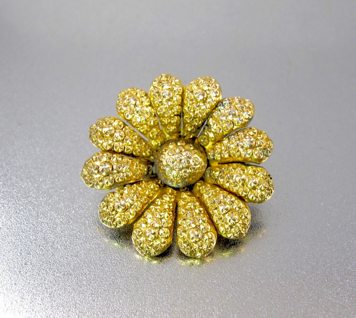 TonettesTreasur's tweet photo. Just in time for Spring! Lovely Victorian 9K Yellow Gold Daisy Flower Brooch  in my #etsy shop. https://t.co/zQhCvWT9VY #goldflowerbrooch #9Kvictorianflower #antiquejewelry #jewelryofinstagram #brooches #victorianbrooches #lovevintagejewelry #victorianjewelry #goldpin https://t.co/MSGiflm4LU