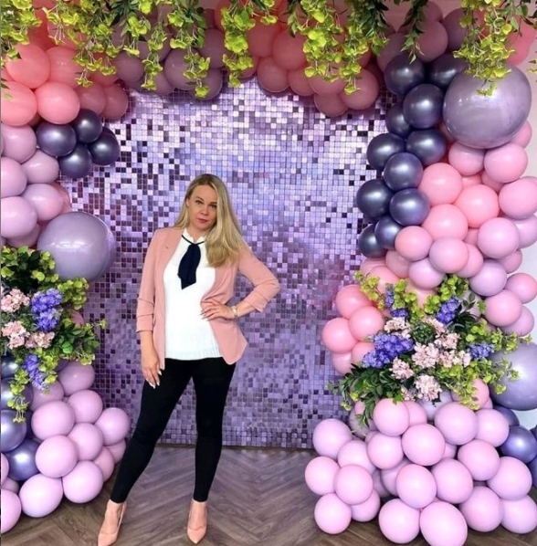 missenglandnews's tweet photo. We are very excited to work with Datsa (pictured) from @sequinwallsukofficial to create a beautiful Sparkly sequinned stage backdrop at the next Miss England Final 🏴󠁧󠁢󠁥󠁮󠁧󠁿
.
.
#missengland #sequinwall #glamorous #sparkly #backdrop #events #parties https://t.co/csW3qtxiMz