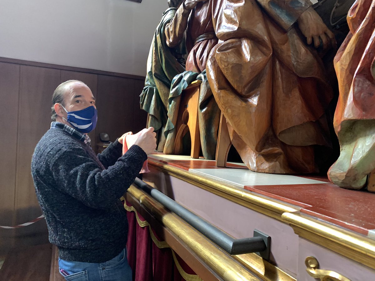 SemanaSantaVG's tweet photo. Los pasos de #SemanaSanta no saldrán a las calles de #VitoriaGasteiz pero los cofrades de la Vera+Cruz los preparan y limpian como si fueran a procesionar #orgullocofrade Eskerrik asko! https://t.co/IYgSvgNl5U