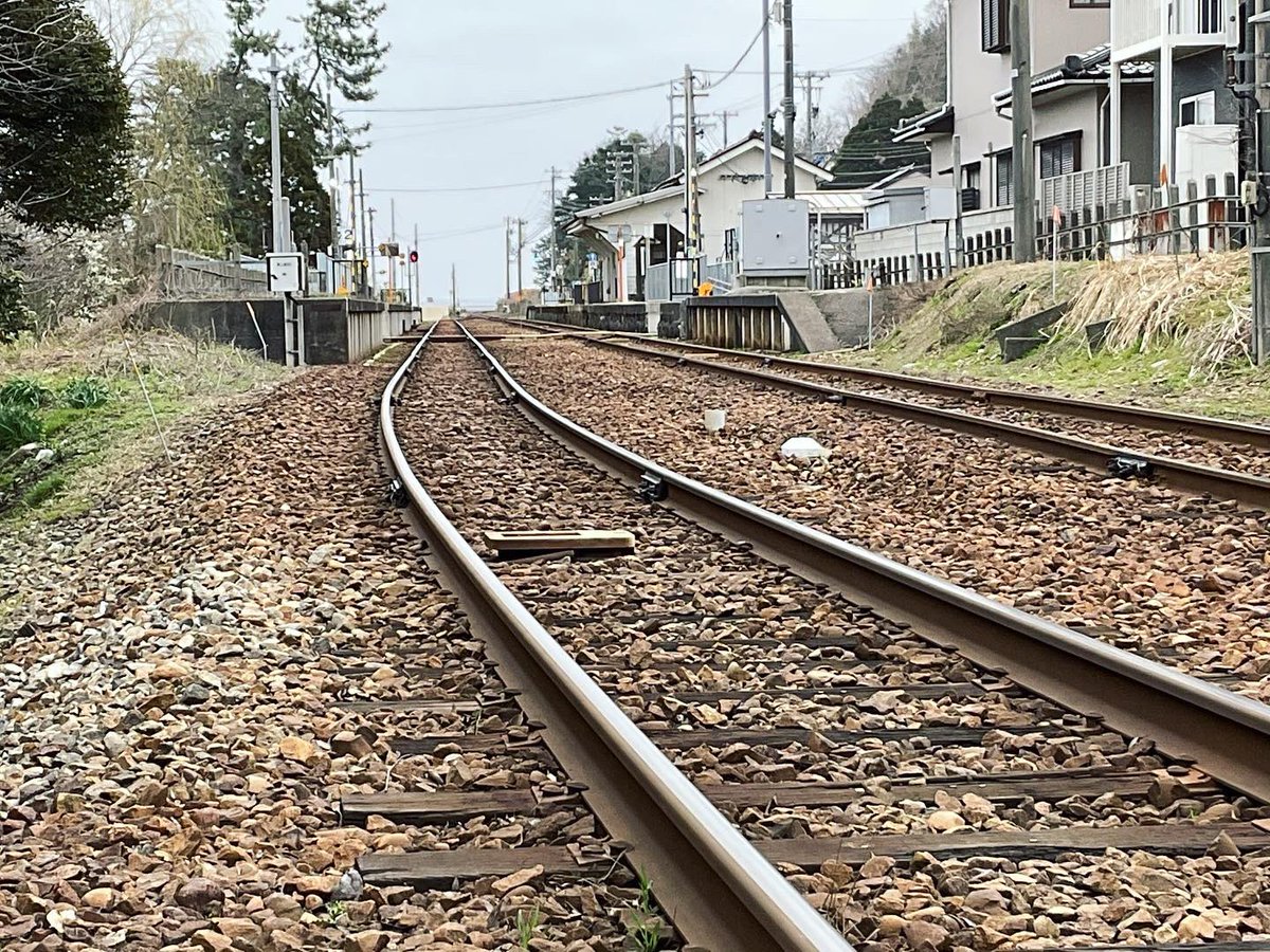 みちのく 低浮上 A Twitter 実はこの前富山行ったときにヨルシカの ただ君に晴れ のロケ地巡りしてきた 雨晴駅 雨晴海岸 越中国分駅