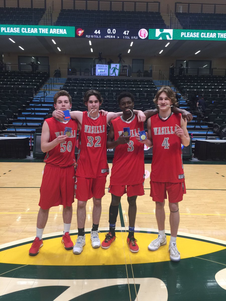 Always good to see a memory pop up that elicits a ton of emotion (great ones in this case). ⁦<a href="/iamlevihouck/">levi houck</a>⁩ with some ⁦⁦<a href="/wasillawarriors/">Wasilla High School</a>⁩ teammates after winning the AK State 4A title as a Sophomore over Dimond.