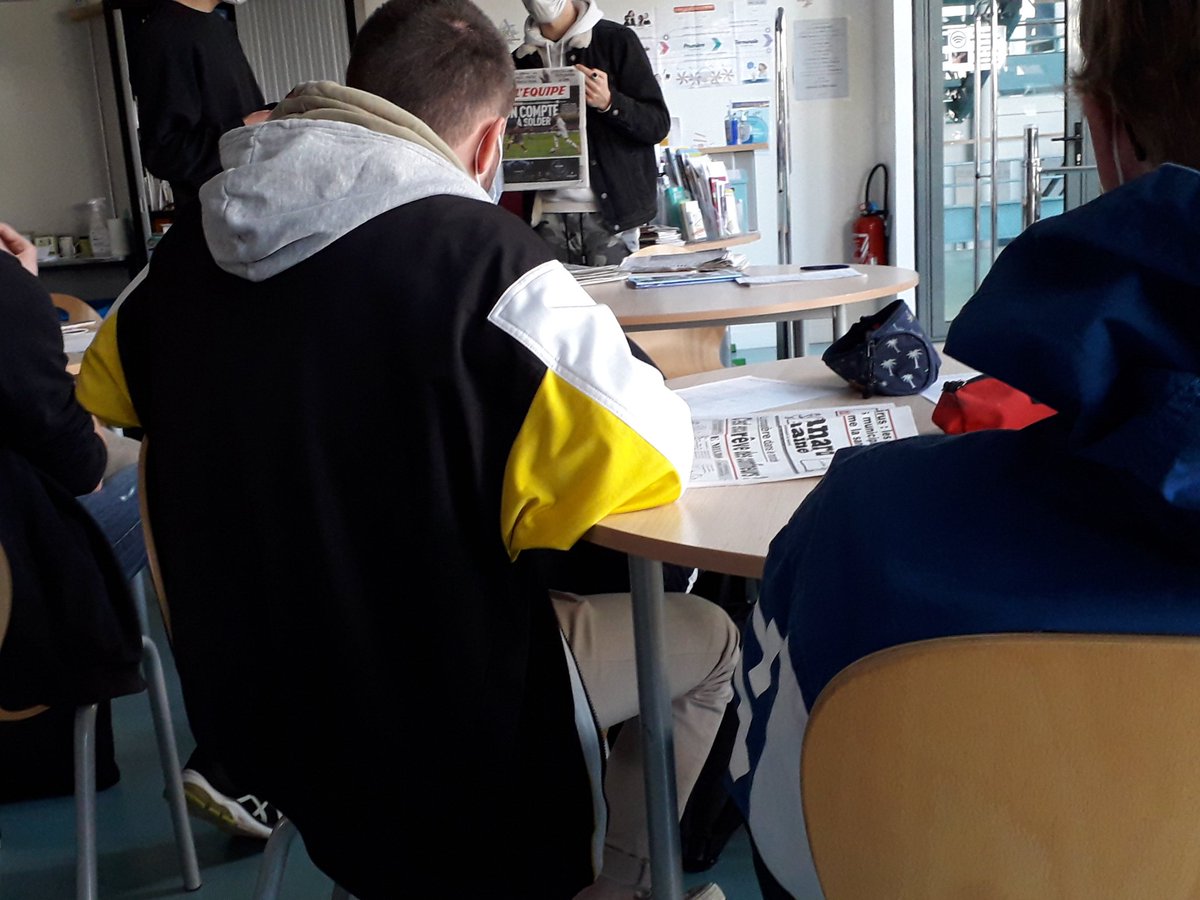 Doc_Gaudier's tweet photo. Présentation journaux magazines #SPME2021 #CDI étudiants #bts #scbh #baindepresse https://t.co/sN06GB0wM7