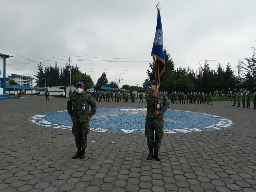 FuerzaAereaEc's tweet photo. #Latacunga | En la Escuela de Perfeccionamiento de Aerotécnicos #EPAE se realizó el cambio de porta banderín del Quincuagésimo Sexto Curso de Actualización Militar, distinción que fue entregada al señor cabo primero Diego P., quien se destacó en el ámbito académico y físico. https://t.co/4vLzopvFqo