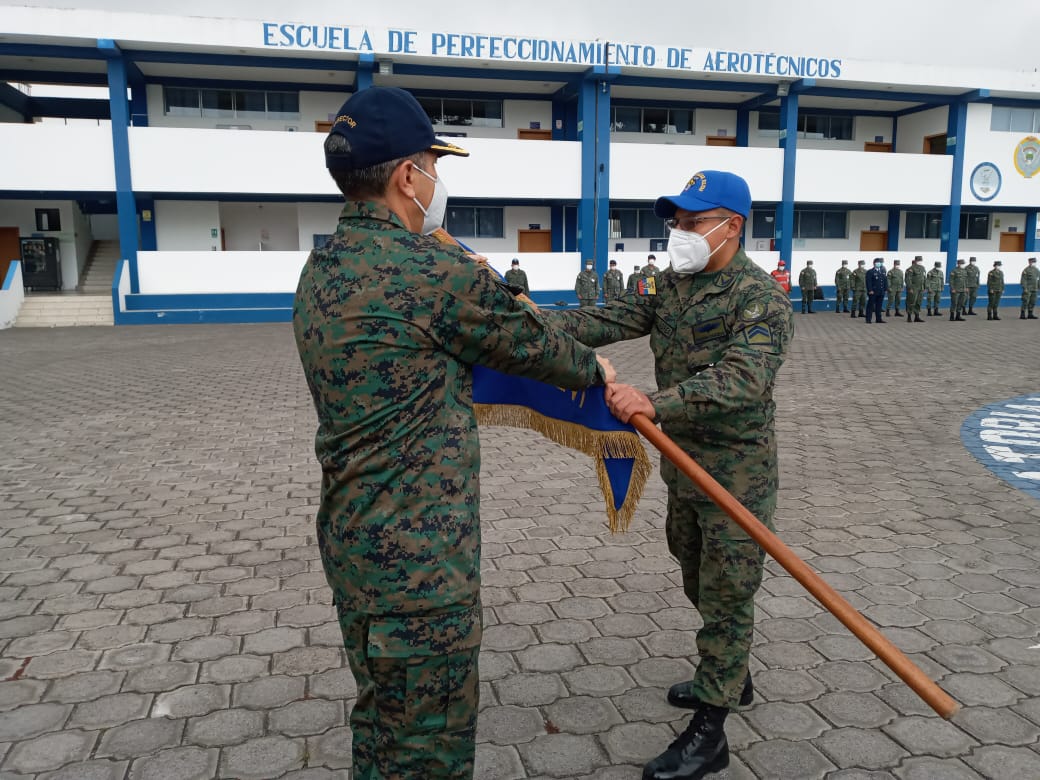FuerzaAereaEc's tweet photo. #Latacunga | En la Escuela de Perfeccionamiento de Aerotécnicos #EPAE se realizó el cambio de porta banderín del Quincuagésimo Sexto Curso de Actualización Militar, distinción que fue entregada al señor cabo primero Diego P., quien se destacó en el ámbito académico y físico. https://t.co/4vLzopvFqo