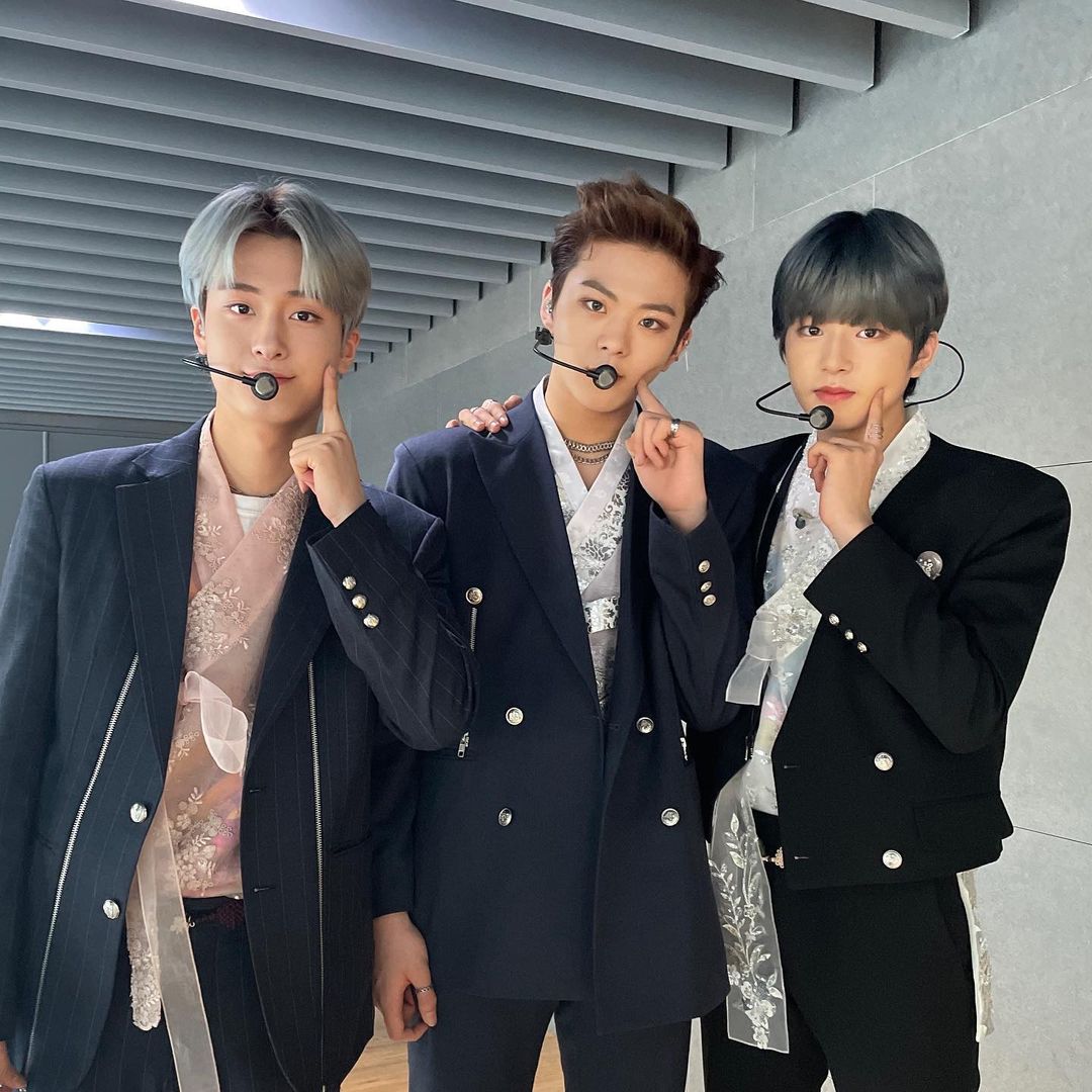 _sungiesunshine's tweet photo. TEEN TEEN 2019                 TEEN TEEN  2021 https://t.co/XkE1xyAjNg