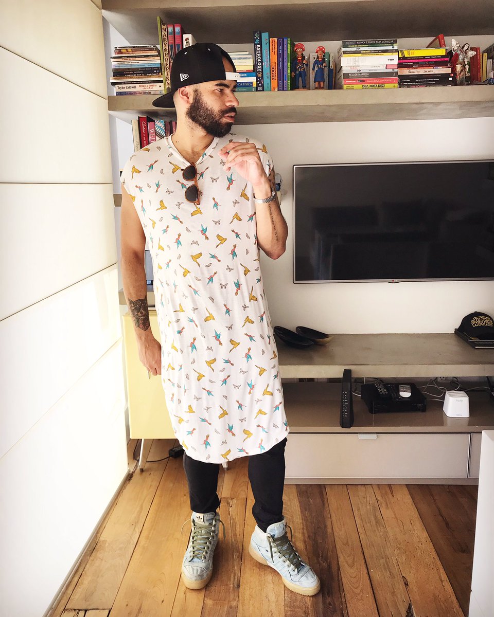 gabriii's tweet photo. “Como é que leva esse menino de vestido para as boates lá em Goiânia, ô Sarah?” #forarodolffo #bbb21 #machistasnãopassarão #homofobicosnaopassarao #liberdade #style #fashion #moda #modamasculina #beard #look #fun #manindress #dress #streetstyle #gayandtired #tattoo #ink https://t.co/KwVcCcWLrJ