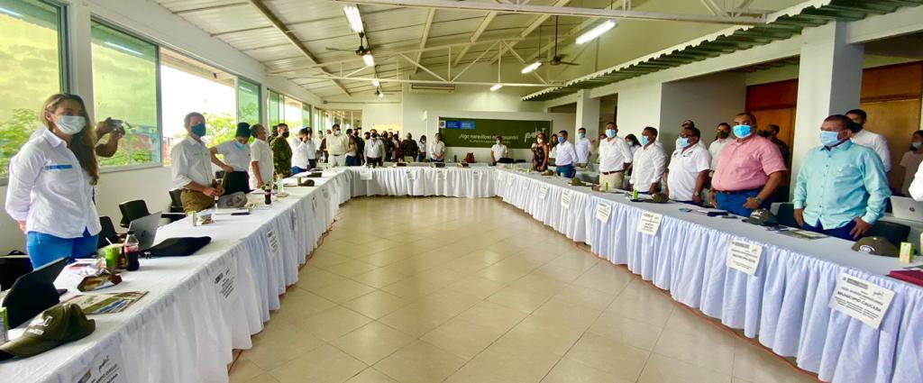 UAcuerdoPaz's tweet photo. Hoy llegamos a Caucasia #Antioquia, municipio que hace parte de los #PDET, a los cuales estamos llevando desarrollo con inversión

Allí hay 156 obras PDET gestionadas en esta administración, por valor de $26.173 millones

Algo maravilloso está pasando #ElPDETesDeTodos https://t.co/orb5FjJKad