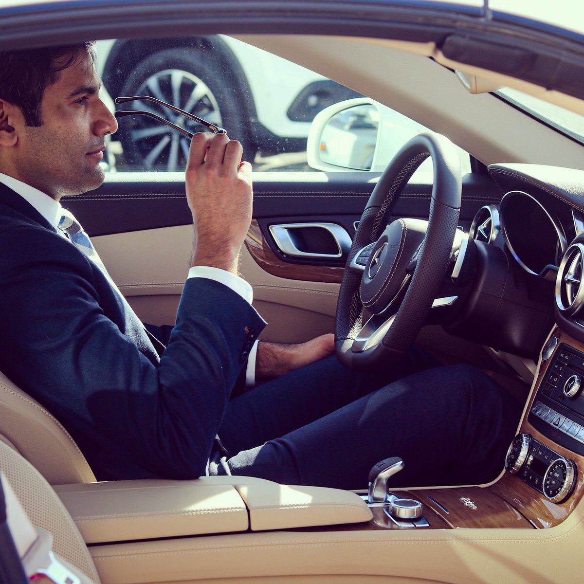 Sometimes, even you can out style the car 

.
.
#mercedesbenzcanada #mbptbo #sl550 #roadster #outstyle #spring #style #sclass #sleek #designo