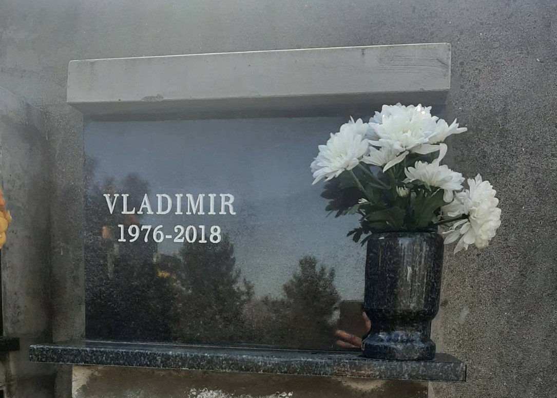 sergdojc's tweet photo. Vladimir Cvijan kremiran je i sahranjen bez znanja javnosti i porodice, na gotovo neimenovanom grobu u Lešću, samo sa imenom "Vladimir" i godinama rođenja i smrti. Ovo je izuzetno uznemiravajuća informacija, nađen je u reci, sahranjen u Lešću bez zananja javnosti. https://t.co/YgFj10R4K2