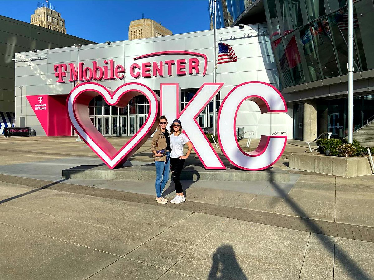 SammiWey's tweet photo. Take spontaneous road trips with your best friend. I promise, it is more than worth it. 🥰🤗 @e_claire2 https://t.co/x5zHtiRgmC