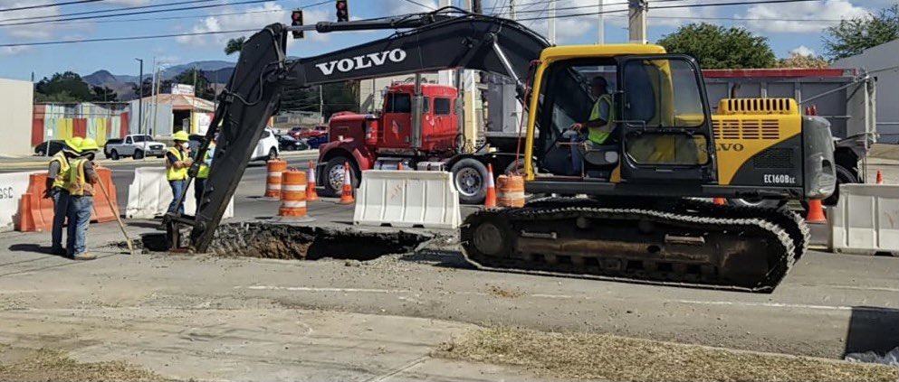 AcueductosPR's tweet photo. [Actualización] Personal de la #RegiónSur trabaja en la reparación de la línea de distribución de 30” de diámetro del sistema #ToaVaca en la PR-584 en el municipio de #JuanaDíaz 👷‍♂️🚧💦🚜 https://t.co/4gFtux6XCV