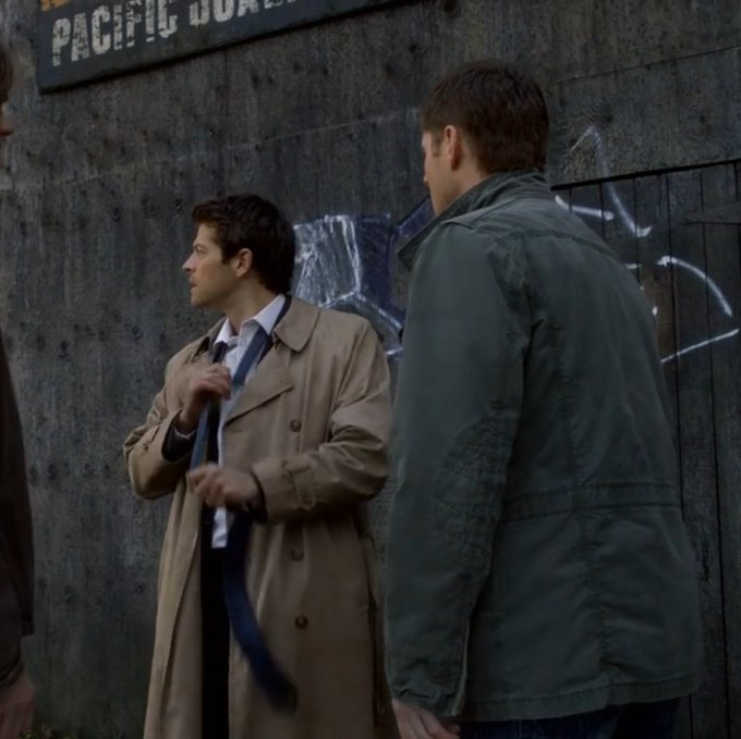 CasIsLoved's tweet photo. if dean not bi then why dean.exe stopped working when cas undressed #deanisbi https://t.co/Ie3LuGeYSW