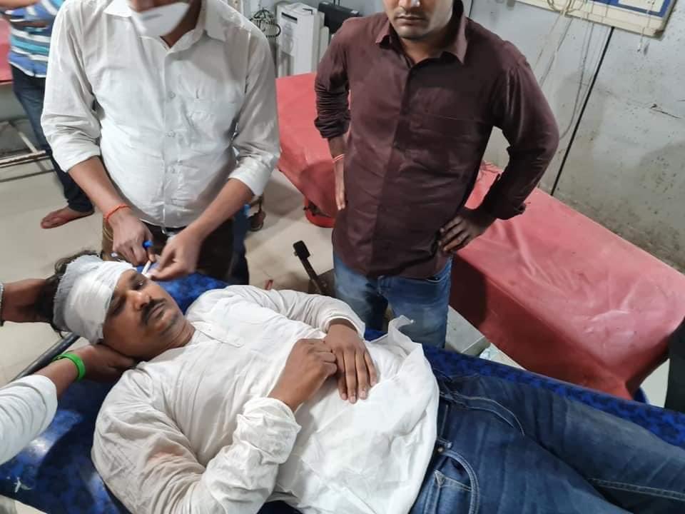 yadavtejashwi's tweet photo. राक्षसी प्रवृति वाली सरकार के ज़ालिम मुखिया नीतीश कुमार ने सदन के अंदर हमारे निहत्थे विधायकों को पिटवाया।

गरीब परिवार से संबंध रखने वाले मेरे क्रांतिकारी साथी विधायक सतीश दास नीतीश कुमार की गुंडई का शिकार बने। उन्हें सिर में चोट मारी गयी। तस्वीर प्रमाण है। #नीतीशकुमार_शर्म_करो https://t.co/zKLQA4klBf