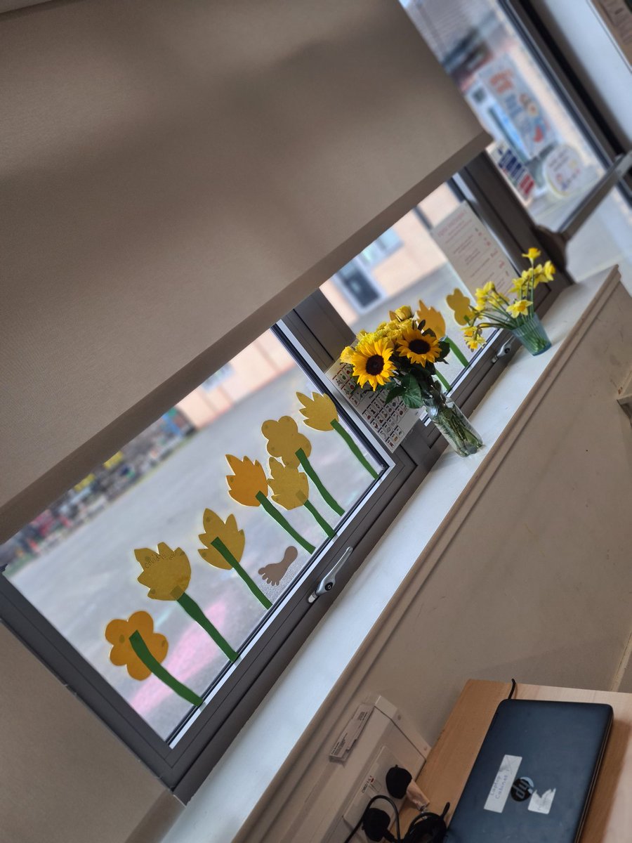 MissSJHamilton1's tweet photo. #dayofreflection @BackyardNatUK Primary 2/3 reflected on lockdown one year on and made some spring flowers to represent HOPE. @MossvaleP. #MEduc4 #teachertwitter https://t.co/bAidS1zb9A