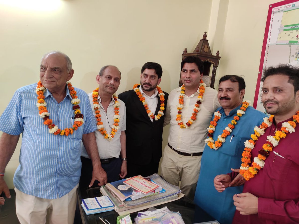 rwa_sec's tweet photo. नव निर्वाचित निगम पार्षद  व पूर्व विधायक श्री रामचन्द्र जी का आज स्वागत किया गया।
बैठक में सामाजिक मुद्दों पर चर्चा हुई,जिसमे फेडरेशन के अध्यक्ष श्री परसराम शर्मा जी, सँस्कृति RWA अध्यक्ष श्री गजेंद्र यादव जी, व फेडरेशन के महासचिव श्री अश्विनी पांडेय जी व अन्य मेहमान उपस्थित रहे। https://t.co/nSSlrtg1TE