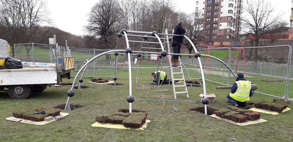 stuartjohnt's tweet image. Gym-style climbing frame being installed today at #ponderosapark near central #Sheffield - by our fabulous Playgrounds Team! @ParksSheffield. Outdoor fitness equipment is growing in popularity - fitness4free! #activeenvironments @theoutdoorcity @movemoresheff #betterparks