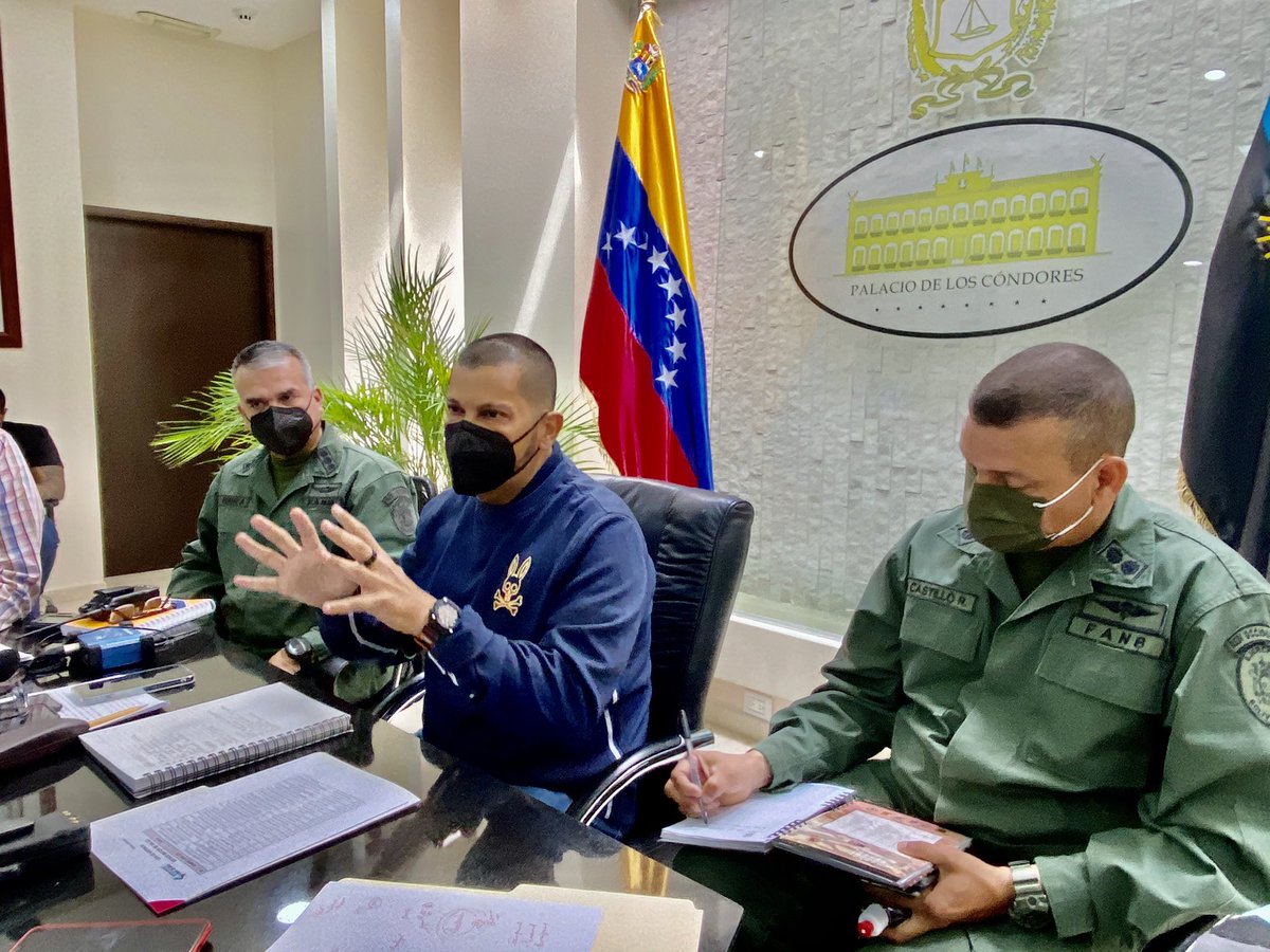 Omar_PrietoPSUV's tweet photo. IMPORTANTE! Reunión de trabajo del Estado Mayor de Salud para fortalecer la acción epidemiológica contra el #COVID19 y la variante brasileña. Es la instrucción de nuestro Pdte. @NicolasMaduro para proteger a nuestro pueblo. Es una batalla por la vida!
#ActivosContraElVirus https://t.co/p1HpWZJErn
