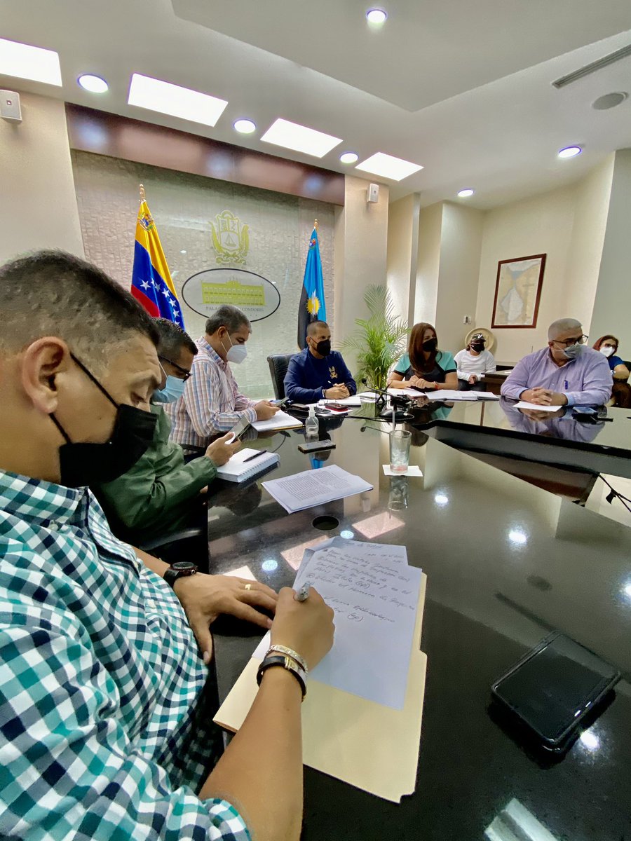 Omar_PrietoPSUV's tweet photo. IMPORTANTE! Reunión de trabajo del Estado Mayor de Salud para fortalecer la acción epidemiológica contra el #COVID19 y la variante brasileña. Es la instrucción de nuestro Pdte. @NicolasMaduro para proteger a nuestro pueblo. Es una batalla por la vida!
#ActivosContraElVirus https://t.co/p1HpWZJErn