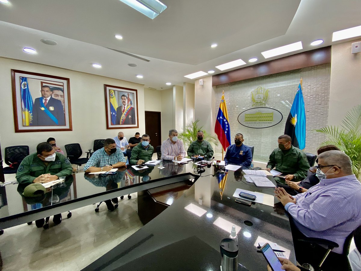 Omar_PrietoPSUV's tweet photo. IMPORTANTE! Reunión de trabajo del Estado Mayor de Salud para fortalecer la acción epidemiológica contra el #COVID19 y la variante brasileña. Es la instrucción de nuestro Pdte. @NicolasMaduro para proteger a nuestro pueblo. Es una batalla por la vida!
#ActivosContraElVirus https://t.co/p1HpWZJErn