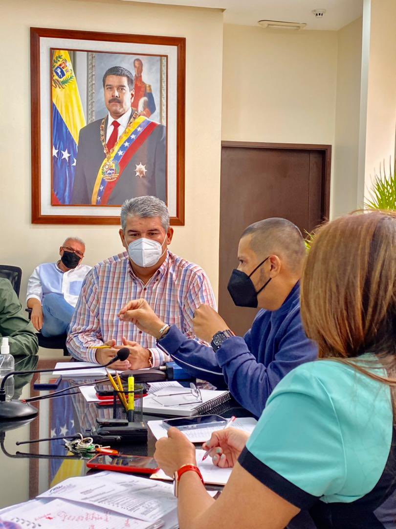 Omar_PrietoPSUV's tweet photo. IMPORTANTE! Reunión de trabajo del Estado Mayor de Salud para fortalecer la acción epidemiológica contra el #COVID19 y la variante brasileña. Es la instrucción de nuestro Pdte. @NicolasMaduro para proteger a nuestro pueblo. Es una batalla por la vida!
#ActivosContraElVirus https://t.co/p1HpWZJErn