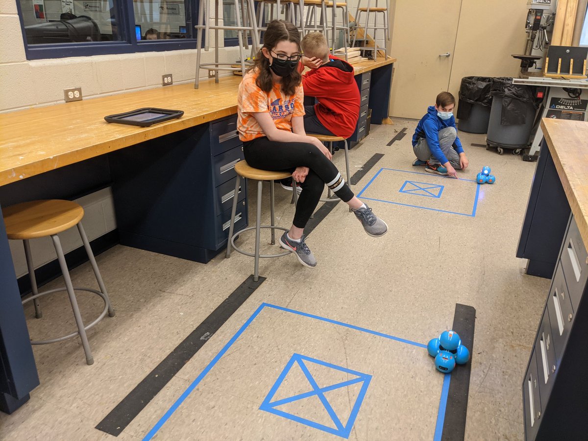 FranseeTech's tweet photo. Coding Dash & Cue in 6th grade Tech Ed! #CMSTech @OaklandSchools https://t.co/4jea6KxDQY