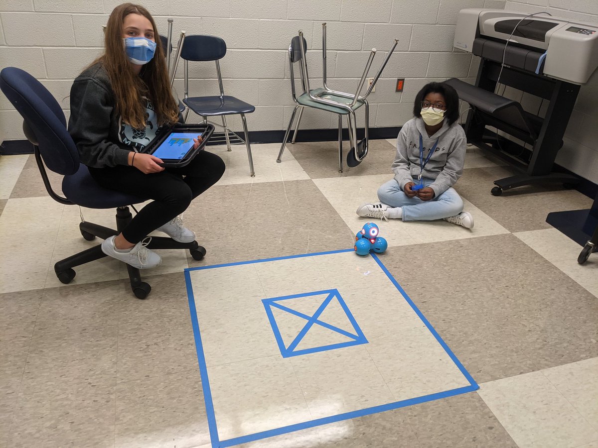 FranseeTech's tweet photo. Coding Dash & Cue in 6th grade Tech Ed! #CMSTech @OaklandSchools https://t.co/4jea6KxDQY