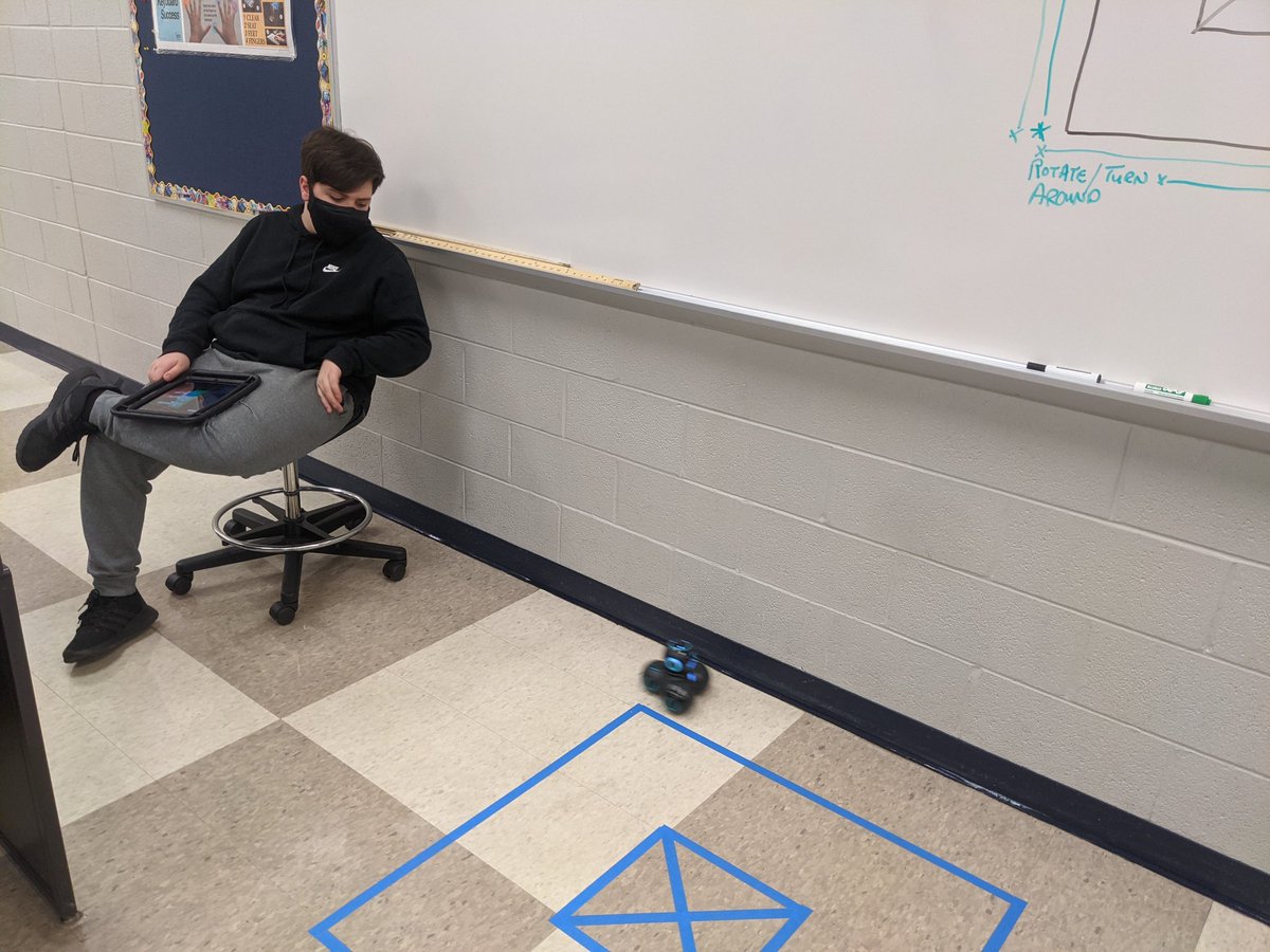 FranseeTech's tweet photo. Coding Dash & Cue in 6th grade Tech Ed! #CMSTech @OaklandSchools https://t.co/4jea6KxDQY