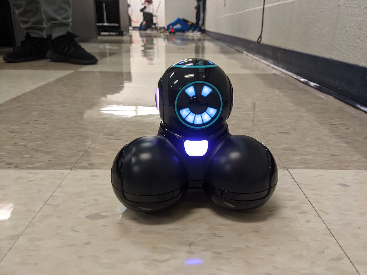 FranseeTech's tweet photo. Coding Dash & Cue in 6th grade Tech Ed! #CMSTech @OaklandSchools https://t.co/4jea6KxDQY