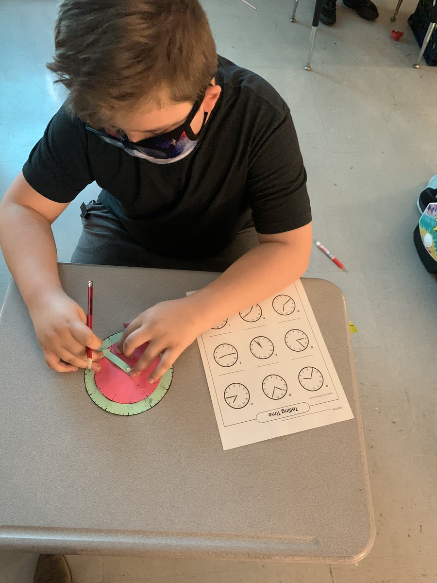 MrsAmsinger's tweet photo. This morning we made clocks to help us with telling time to the nearest 5 minutes. They will also help us when we learn time to the nearest minute. #ISDStrong #isd3rdgrade @OttBearCubs #OttCubStrong https://t.co/XrbQIQt5x7