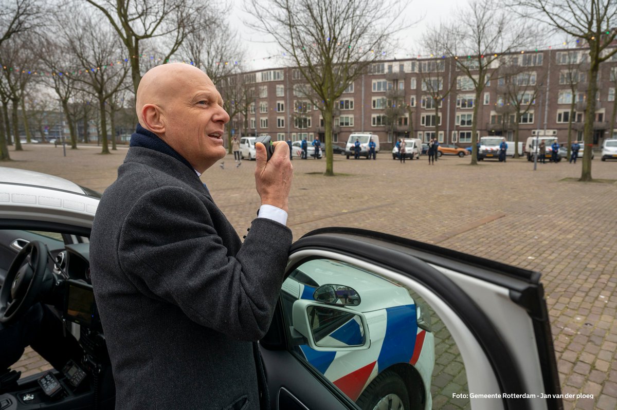 Stadsbeheer010's tweet photo. Wethouder Wijbenga trapte de #ActiedagSchoon af. #Handhaving010 gaf afval-informatie: wat kunnen bewoners doen voor hún #SchoneWijk. Met #Inzameling010+#Reiniging010 ruimden we op, handhavers bekeurden.
#InDeBak #BuitenIsVanOnsAllemaal #HIS #Overschie #Noord #KralingenCrooswijk https://t.co/iHA3TZ11Ad