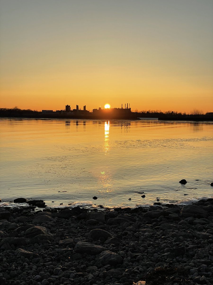 aninhapm's tweet photo. Beautiful sunrise in Ontario Park #ygk #kingston https://t.co/u71toJEQmx