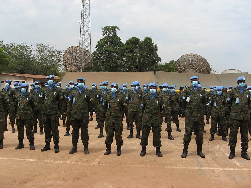 #Photooftheday #Bangui – 19 mars 2021 | Medal parade for 750 Rwandan🇷🇼 blue helmets in recognition of their key role in #MINUSCA’s efforts for the pursuit of stability and security in the #CAR🇨🇫, particularly during the recent general elections. #ElectionsRCA