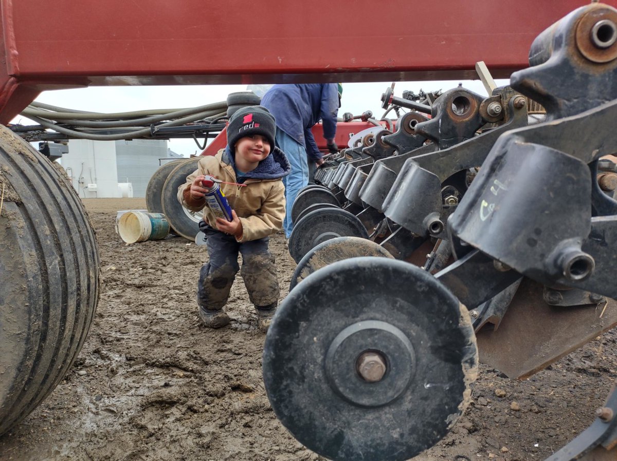 gorede_ag's tweet photo. Training the next generation 💪🏻
#KeepOnFarming #RedEAg #Plant2021 #Seed2021 #springprep #AirSeederDrill #AirDrill #SeedDrill #DiscBlades #NoTillDrill #AgriculturalMachinery #AgricultureLife #AgricultureWorldWide #CaseIH #CaseIHAgriculture #ProStitchAg #RedEProducts #AgTwitter https://t.co/tO7KYvx3tF