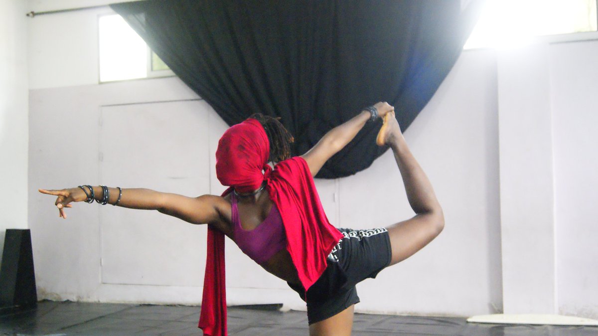 CC_Multicorps's tweet image. Depuis le 1er Mars, la danseuse béninoise #FlorenceGnarigo est en résidence dans le studio Multicorps pour son premier solo ETAT DE CHOC avec le regard extérieur de #CélineCoyacAttindehou et de #MarcelGbeffa