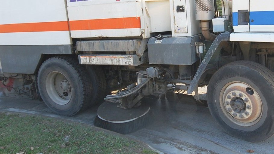 cityofbarrie's tweet photo. Street sweeping is underway in #Barrie! Please do not push sand into piles as the sweeper cannot pick them up. For program info & updates, visit https://t.co/wtP9DCnf4f #BarrieRoads #ServiceBarrieFAQs https://t.co/PQDGA1pode