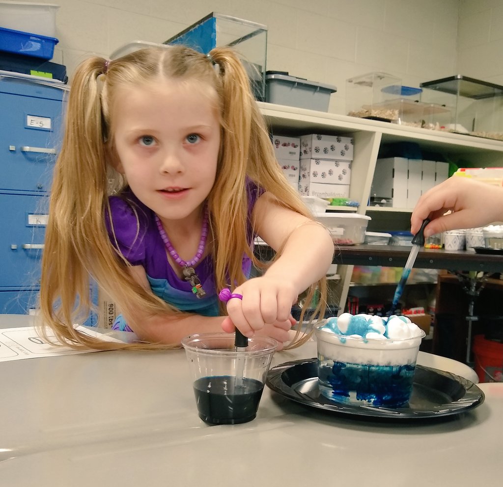 thequeen526's tweet photo. Kindergartners investigating clouds and where rain comes from. @SyringDragons @swartz_creek @dlatva https://t.co/KeL6XA8cJ4