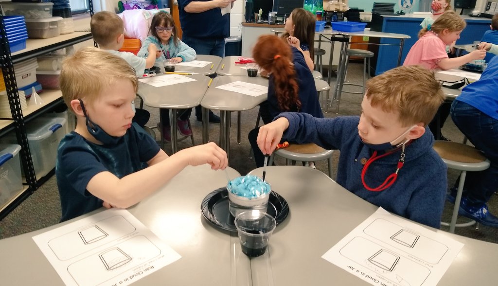 thequeen526's tweet photo. Kindergartners investigating clouds and where rain comes from. @SyringDragons @swartz_creek @dlatva https://t.co/KeL6XA8cJ4