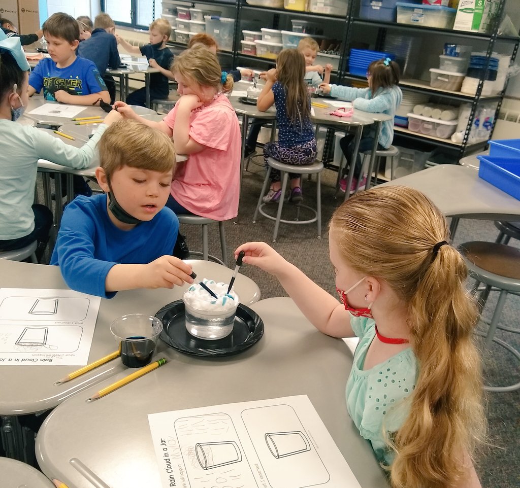 thequeen526's tweet photo. Kindergartners investigating clouds and where rain comes from. @SyringDragons @swartz_creek @dlatva https://t.co/KeL6XA8cJ4