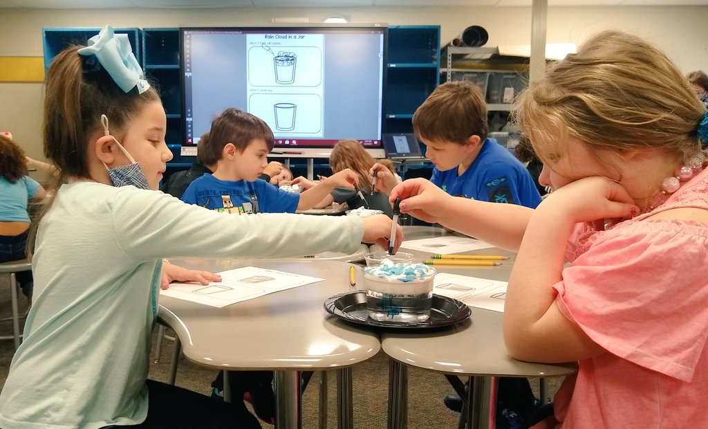 thequeen526's tweet photo. Kindergartners investigating clouds and where rain comes from. @SyringDragons @swartz_creek @dlatva https://t.co/KeL6XA8cJ4