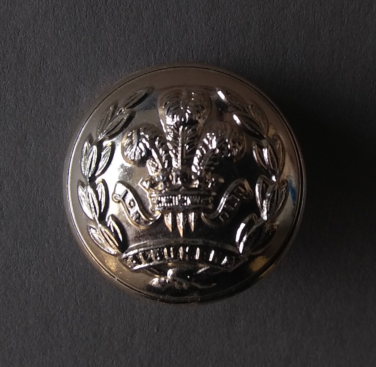 DavidAd91117493's tweet image. Possible one for @Taff_Gillingham or @ProfPeterDoyle My grandfather served in Middx Home Guard and had this regimental button. I have always assumed it was used as an improvised cap badge. Did this happen? Thanks