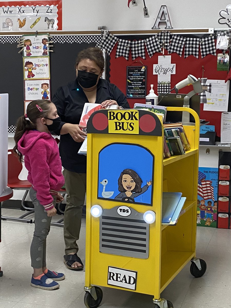 mantuna_TDS's tweet photo. The Book Bus has arrived! @TierraDelSol_ES @RebecaParada_ @TDS_Library https://t.co/vAPYEV8nV7