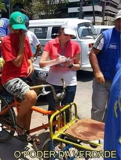 dricabarreto520's tweet photo. A imagem abaixo mostra um garoto chorando ao ter sua mercadoria (Salgadinhos e doces) Apreendida por fiscais. O crime que ele cometeu? Tentar trabalhar honestamente pra poder sustentar sua família. Brasil, um país que prende vendedor honesto e deixa solto políticos safados !! https://t.co/xut9E7Rw8p