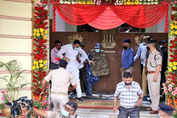 Profdilipmandal's tweet photo. कांग्रेस, आरजेडी और भाकपा(माले) के विधायकों को आज बिहार विधानसभा में जिस तरह घसीटा और मारा-पीटा गया वह अभूतपूर्व है। ये लोकतंत्र की हत्या है। सभी लोकतांत्रिक शक्तियों, दलों और व्यक्तियों को इसका विरोध करना चाहिए। #नीतीशकुमार_शर्म_करो https://t.co/ab0FTaFdoy
