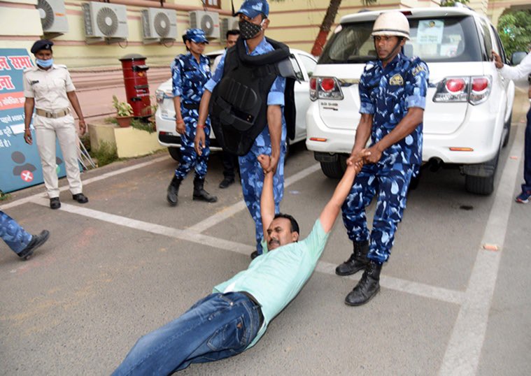 Profdilipmandal's tweet photo. कांग्रेस, आरजेडी और भाकपा(माले) के विधायकों को आज बिहार विधानसभा में जिस तरह घसीटा और मारा-पीटा गया वह अभूतपूर्व है। ये लोकतंत्र की हत्या है। सभी लोकतांत्रिक शक्तियों, दलों और व्यक्तियों को इसका विरोध करना चाहिए। #नीतीशकुमार_शर्म_करो https://t.co/ab0FTaFdoy