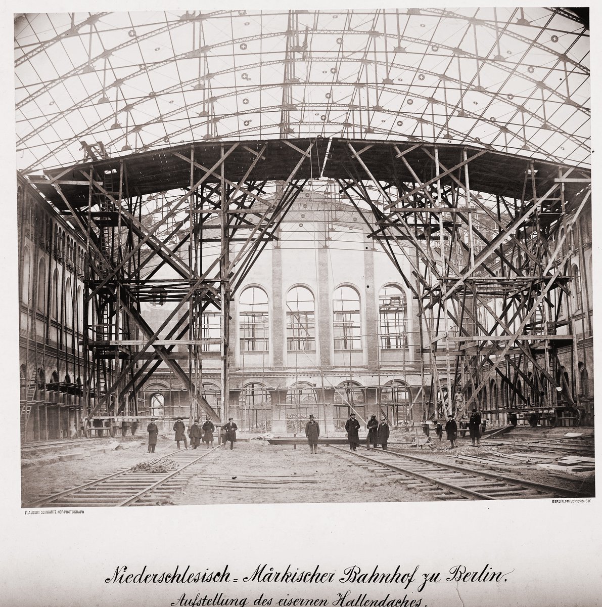 chronohh's tweet photo. @IckeBernd F. Albert Schwartz hat auch die 🚧 Bauarbeiten des Niederschlesisch-Märkischen Bahnhofs in Berlin dokumentiert. Spektakulär! Jaaa, das Gerüst ist fahrbar!💡
Projektzeit 1867-69
/Quelle https://t.co/tcOLhMhe9b https://t.co/d8ZuAeEk86
#oldberlin #railwayhistory https://t.co/BTt13uYXPV