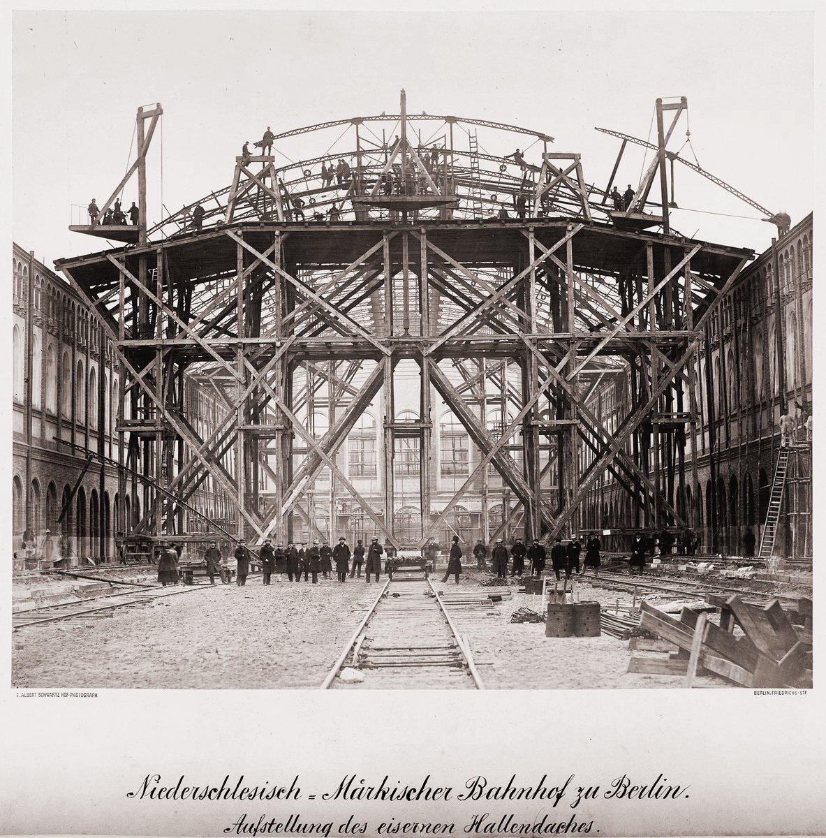 chronohh's tweet photo. @IckeBernd F. Albert Schwartz hat auch die 🚧 Bauarbeiten des Niederschlesisch-Märkischen Bahnhofs in Berlin dokumentiert. Spektakulär! Jaaa, das Gerüst ist fahrbar!💡
Projektzeit 1867-69
/Quelle https://t.co/tcOLhMhe9b https://t.co/d8ZuAeEk86
#oldberlin #railwayhistory https://t.co/BTt13uYXPV